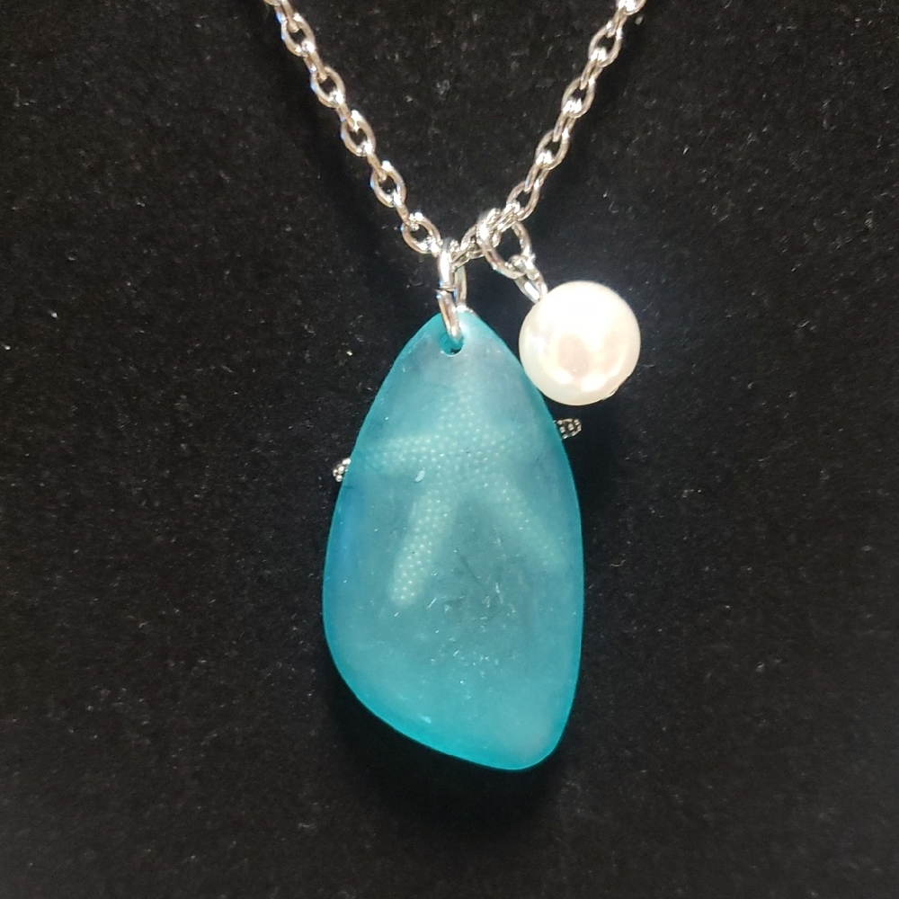 Chic Silver and Blue Pendant Necklace